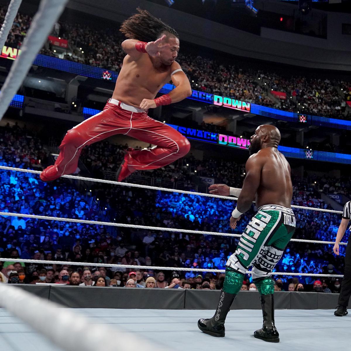 挑戦者クルーズ（右）にダイビング・ニーを放ったインターコンチネンタル王者中邑（C）2021 WWE, Inc. All Rights Reserved.