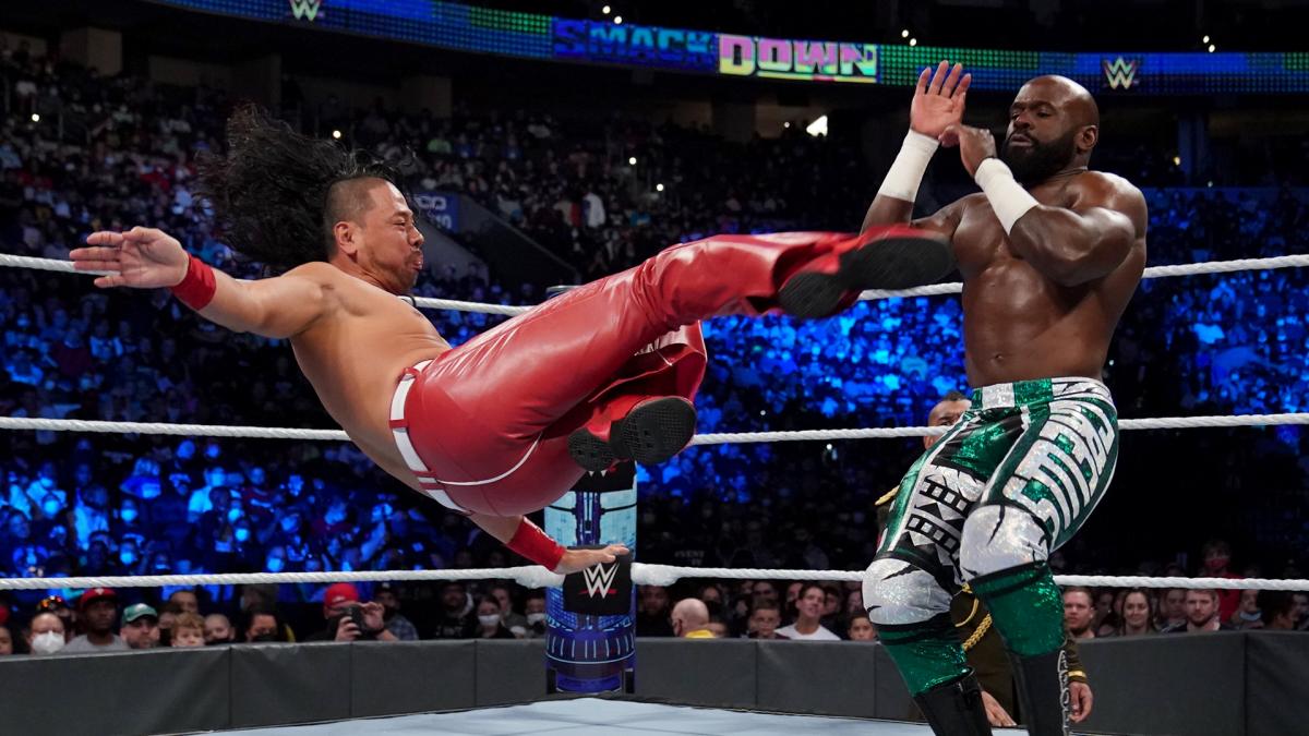 挑戦者クルーズ（右）に蹴りを入れるインターコンチネンタル王者中邑（C）2021 WWE, Inc. All Rights Reserved.