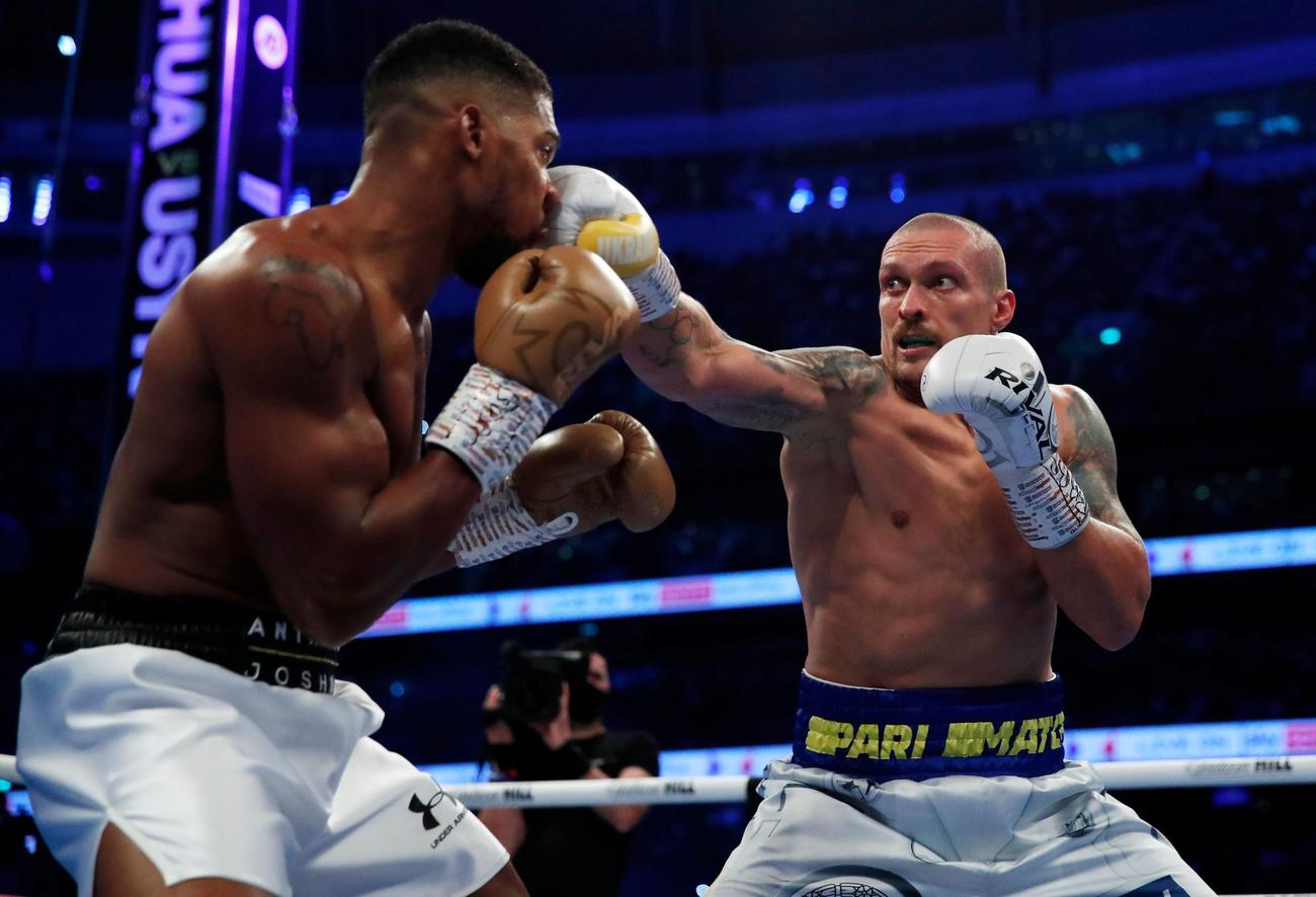 WBAスーパー、IBF、WBO世界同級王者アンソニー・ジョシュア（左）と対戦する挑戦者のオレクサンドル・ウシク（ロイター）