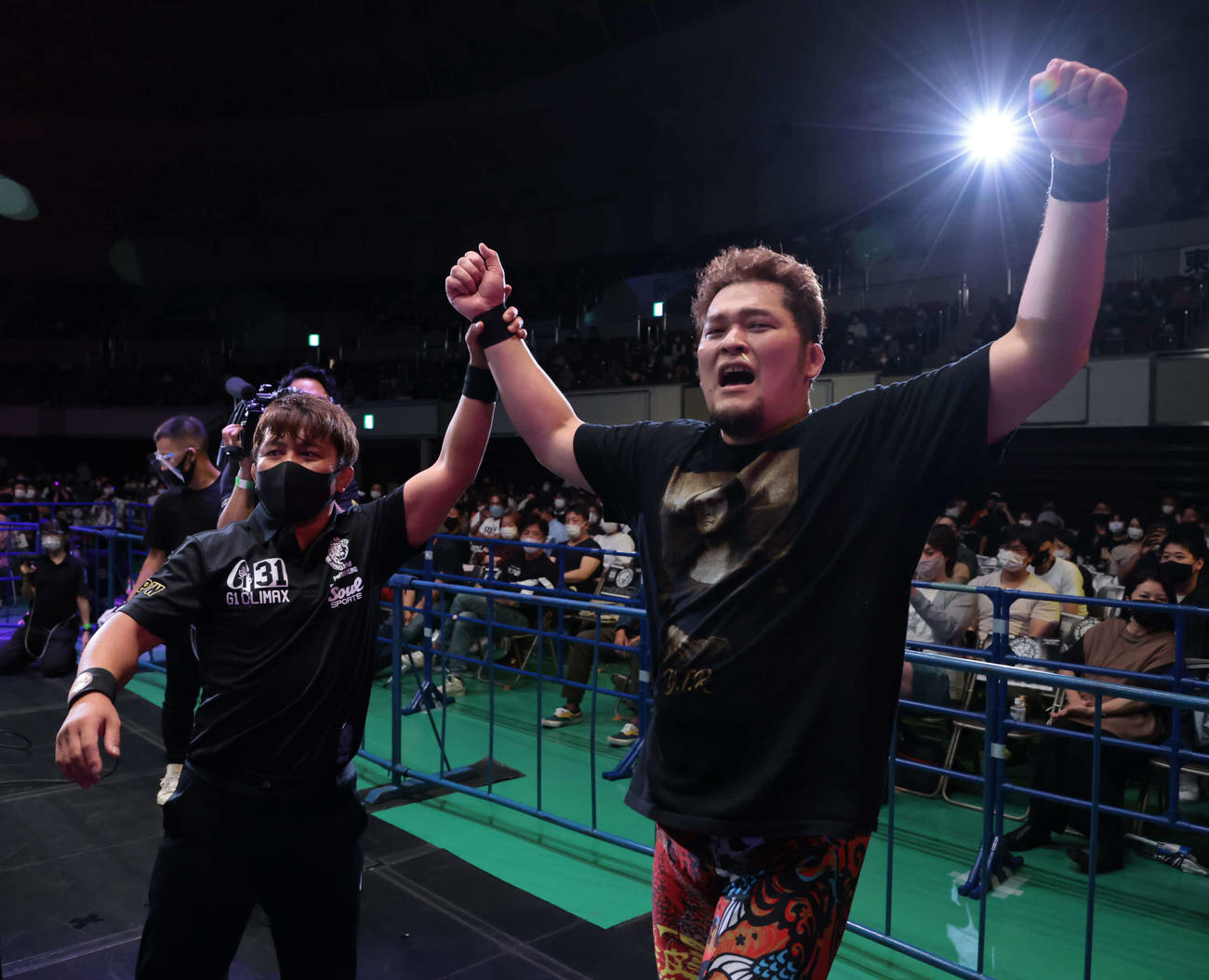 タンガ・ロアに勝利した矢野通（右）（新日本プロレス提供）