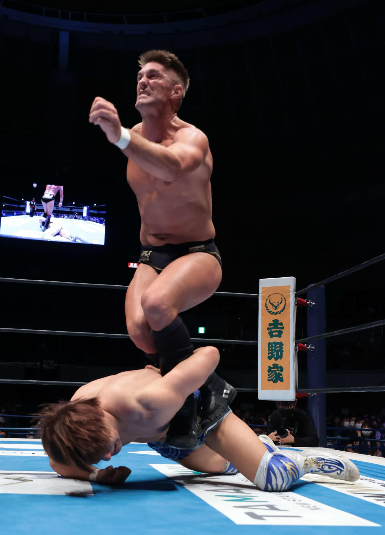 新日本プロレスG1クライマックス　飯伏幸太の腕を絞め上げるザック・セイバーJr．（新日本プロレス提供）