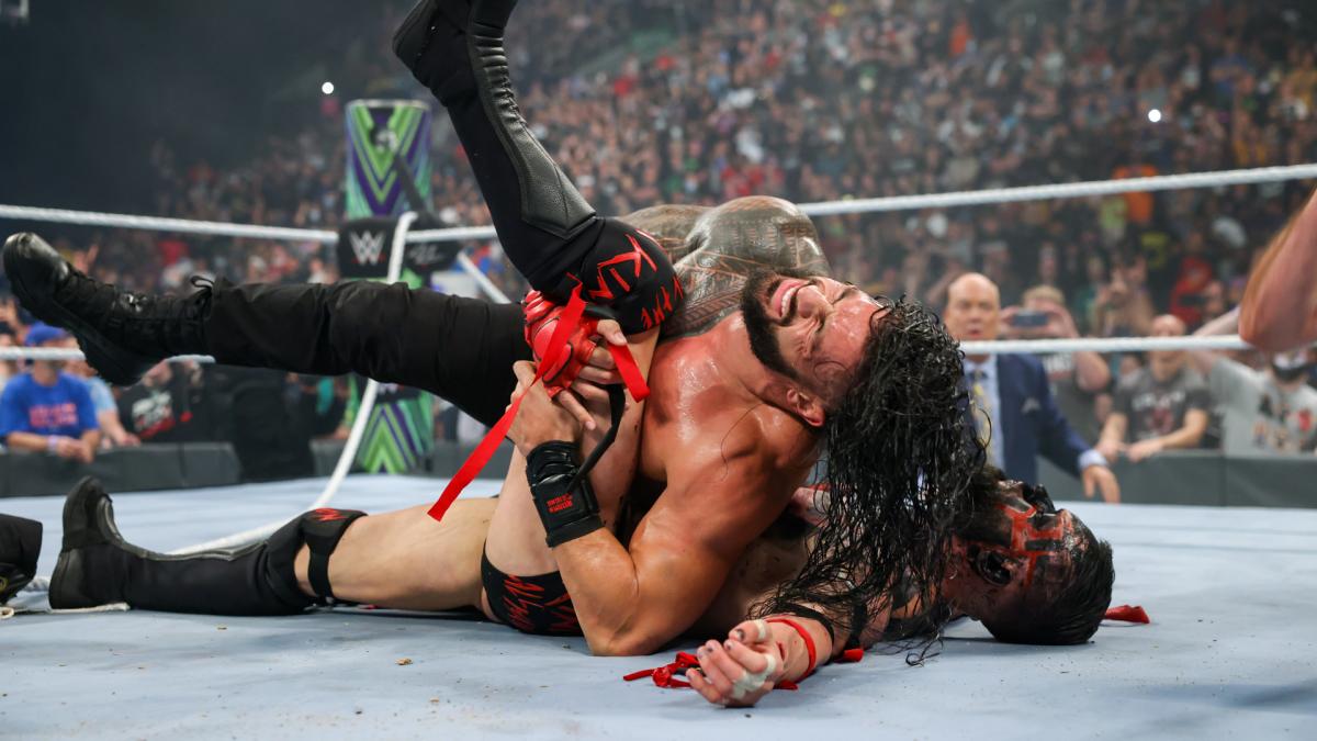 WWEユニバーサル王者レインズ（左）にフォールされるベイラー（C）2021 WWE, Inc. All Rights Reserved.