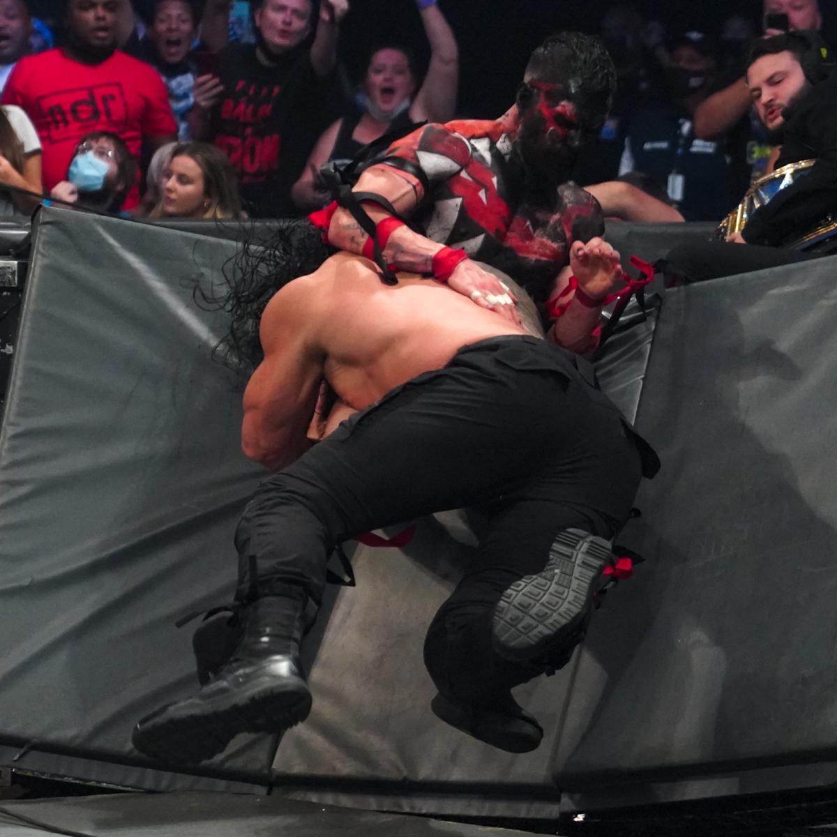 場外戦でWWEユニバーサル王者レインズ（手前）のスピアーを浴びたベイラー（C）2021 WWE, Inc. All Rights Reserved.
