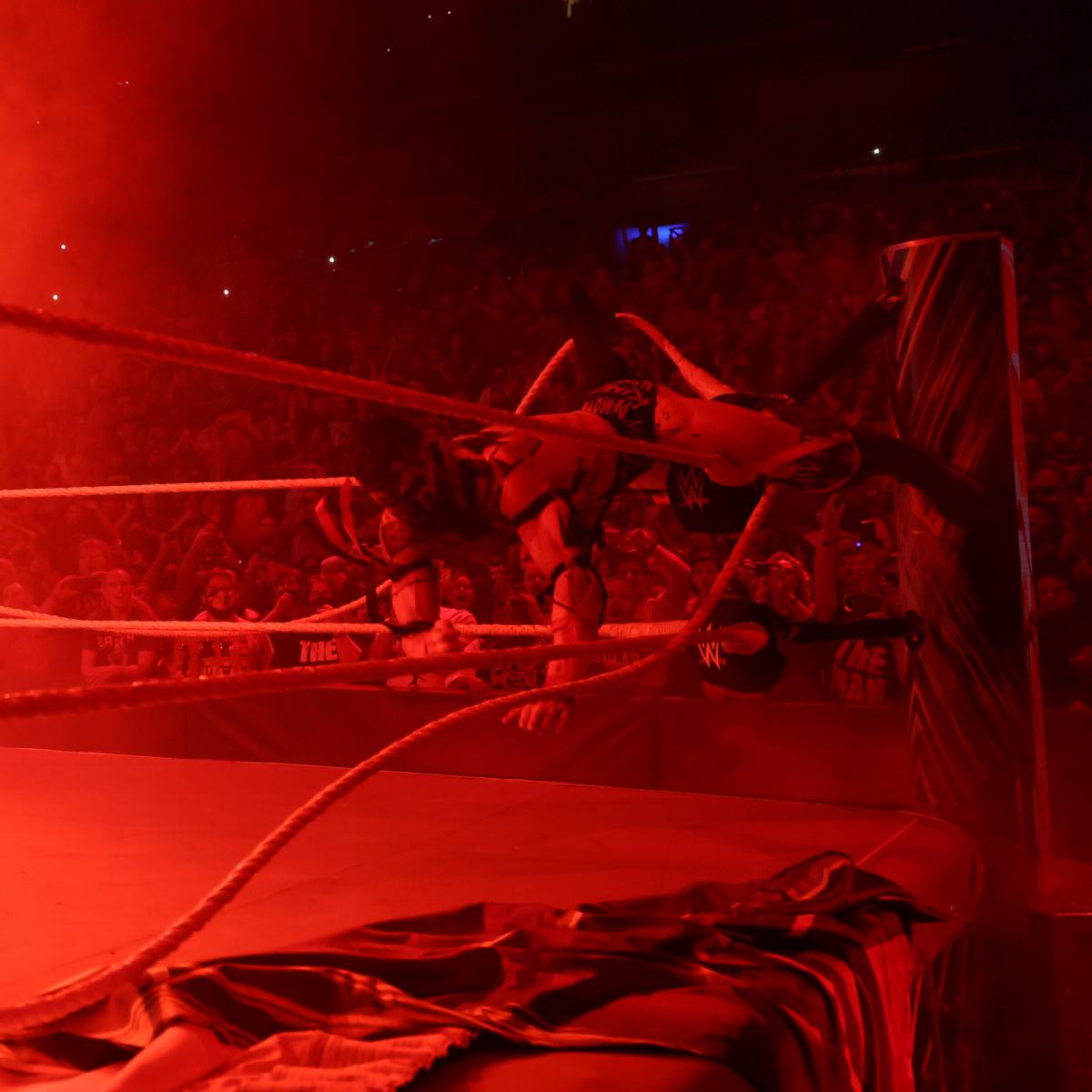 コーナートップのバックルが壊れ、マットに落下するベイラー（C）2021 WWE, Inc. All Rights Reserved.