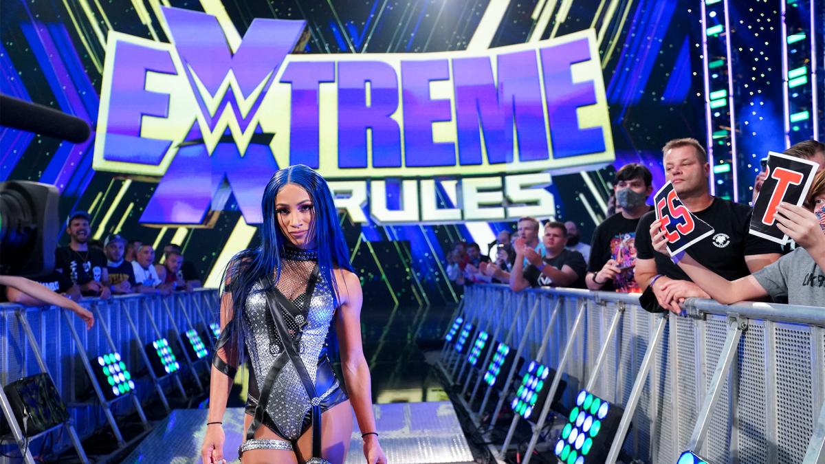 スマックダウン女子王座戦をぶち壊し、優越感に浸りながらステージに向かった（C）2021 WWE, Inc. All Rights Reserved.