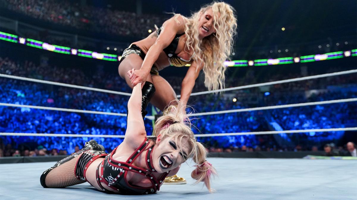 ロウ女子王者フレアー（後方）のバックブリーカーに苦悶の表情を浮かべるブリス（C)2021 WWE, Inc. All Rights Reserved.