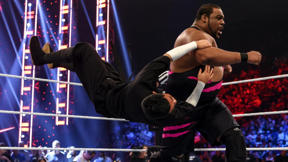 リー（右）のクローズラインで倒れる戸沢（Ｃ）2021 WWE, Inc. All Rights Reserved.