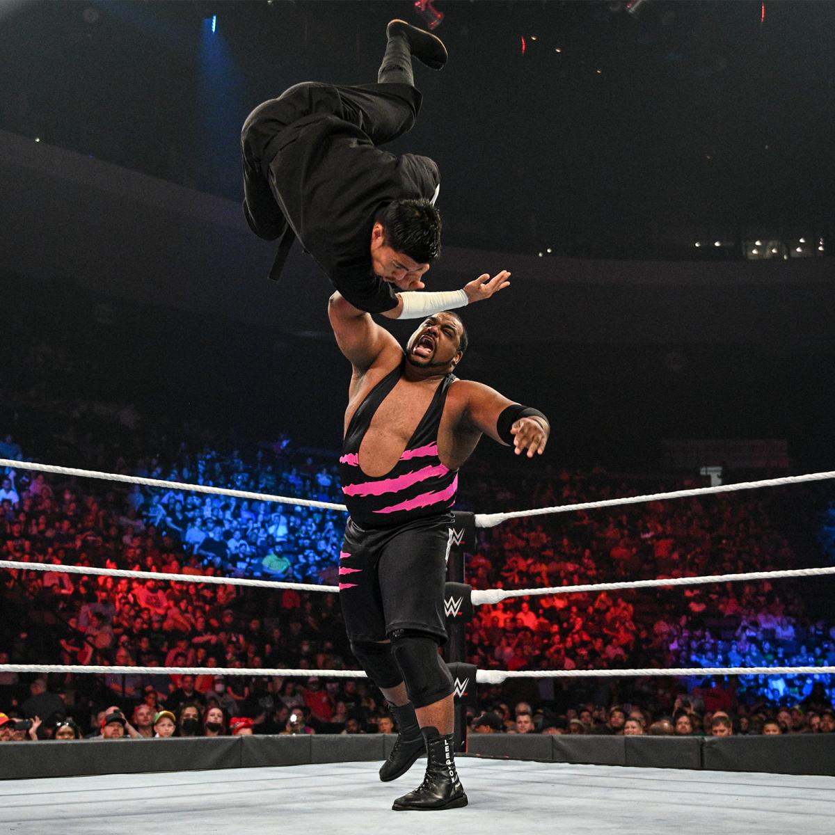 リー（下）に投げ飛ばされる戸沢（Ｃ）2021 WWE, Inc. All Rights Reserved.