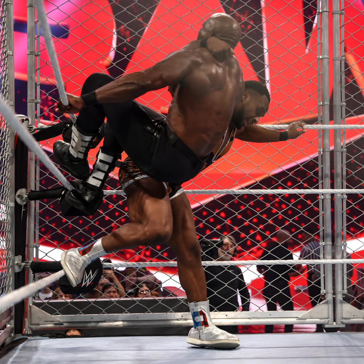 ラシュリー（手前）にビッグエンディングを仕掛けるビッグE（C）2021 WWE, Inc. All Rights Reserved.