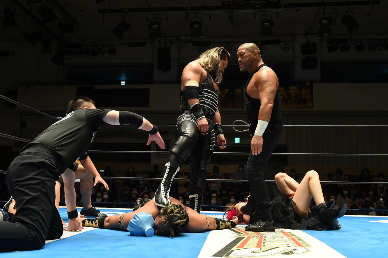 新日本プロレスG1クライマックス　試合に勝利したEVIL（中央）はタイチを、セコンドのディック東郷（右）はあべみほを踏みつける。（新日本プロレス提供）
