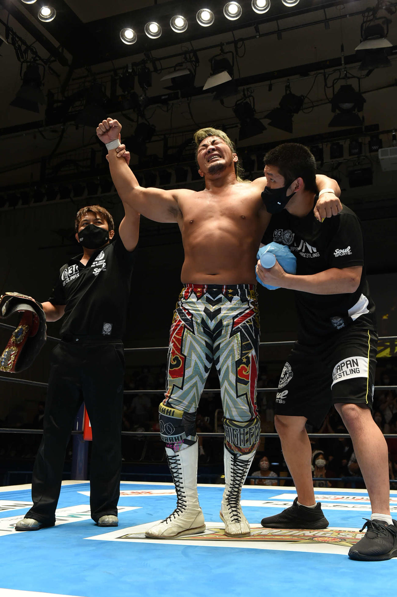 新日本プロレスG1クライマックス　タマ・トンガに勝利した棚橋弘至（中央）（新日本プロレス提供）