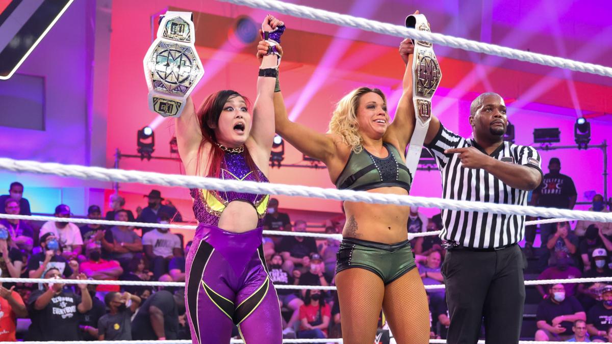 V2防衛成功し、勝ち名乗りを受けるNXT女子タッグ王者紫雷（左端）、スターク（中央）組（C）2021 WWE, Inc. All Rights Reserved.