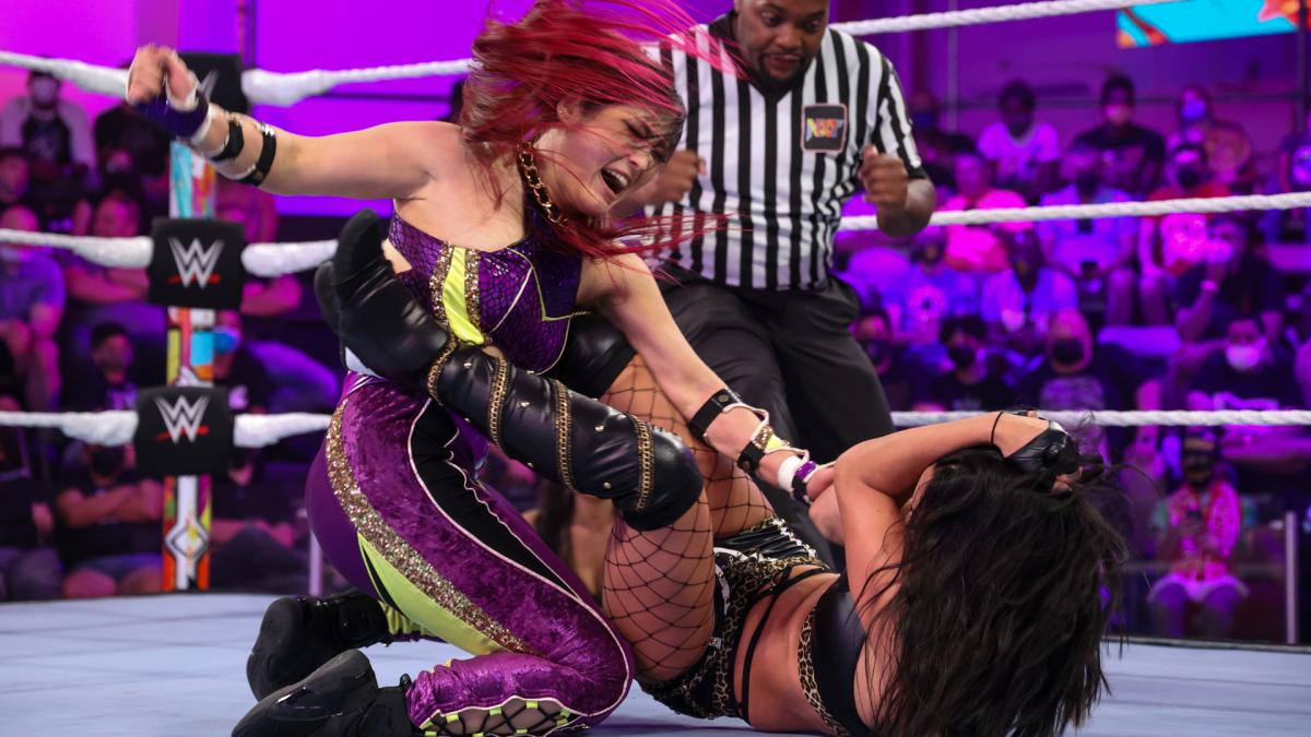 ジェイン（右）を攻め込む紫雷（C）2021 WWE, Inc. All Rights Reserved.