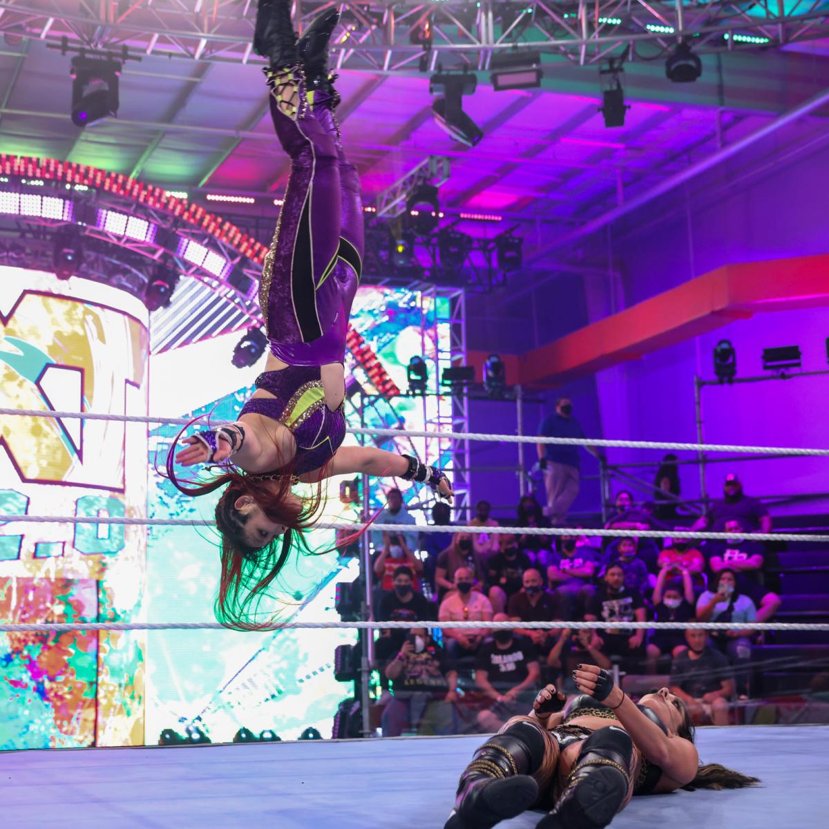 ジェイン（右下）に月面水爆を決める紫雷（C）2021 WWE, Inc. All Rights Reserved.
