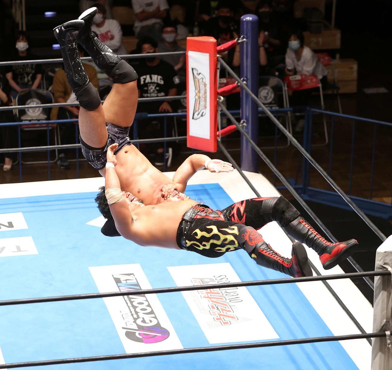 KENTA（左）に雪崩式ブレーンバスターを決める鷹木信悟（撮影・鈴木正人）