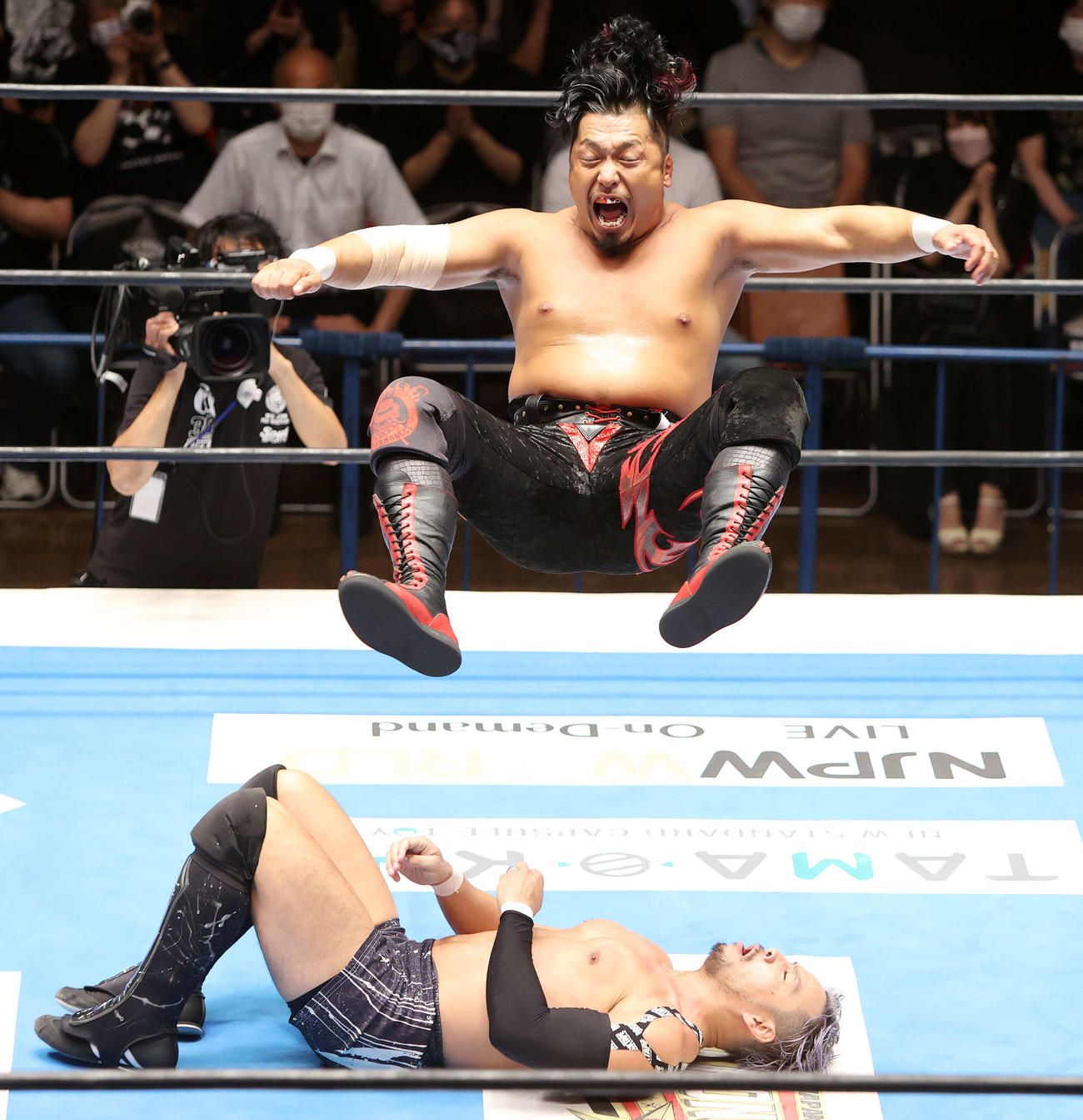 KENTA（下）を攻める鷹木信悟（撮影・鈴木正人）