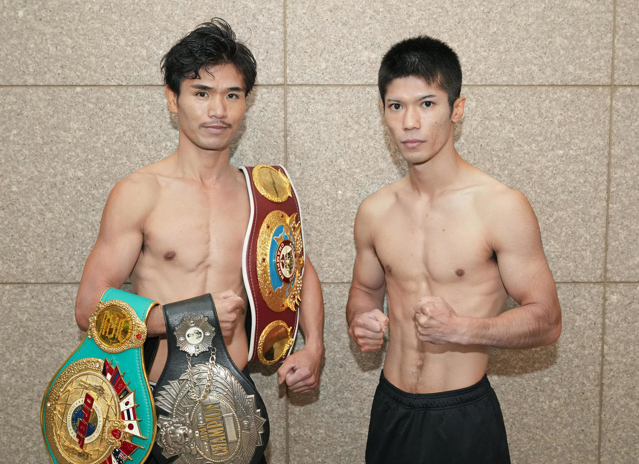 日本、東洋太平洋、WBOアジア・パシフィック・スーパーフライ級王者福永（左）に挑戦する梶（帝拳ジム提供）
