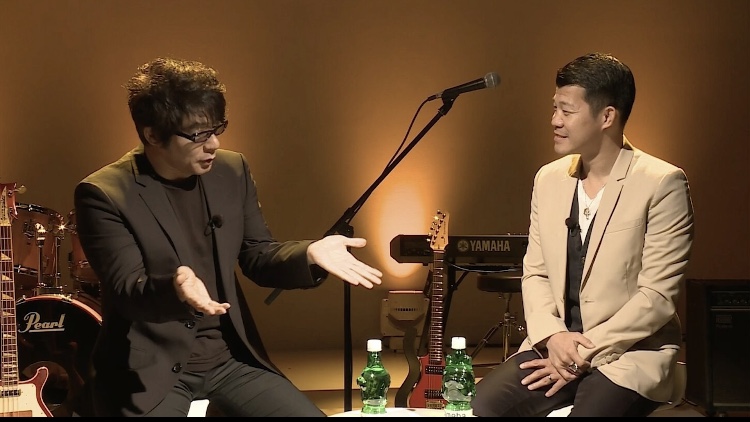 曲を手がけるASKA（左）と亀田興毅会長（3150ファイトクラブ提供）