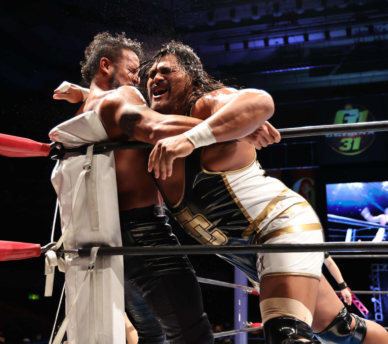 タマ・トンガにラリアットを決めるタマ・トンガ（右）（新日本プロレス提供）