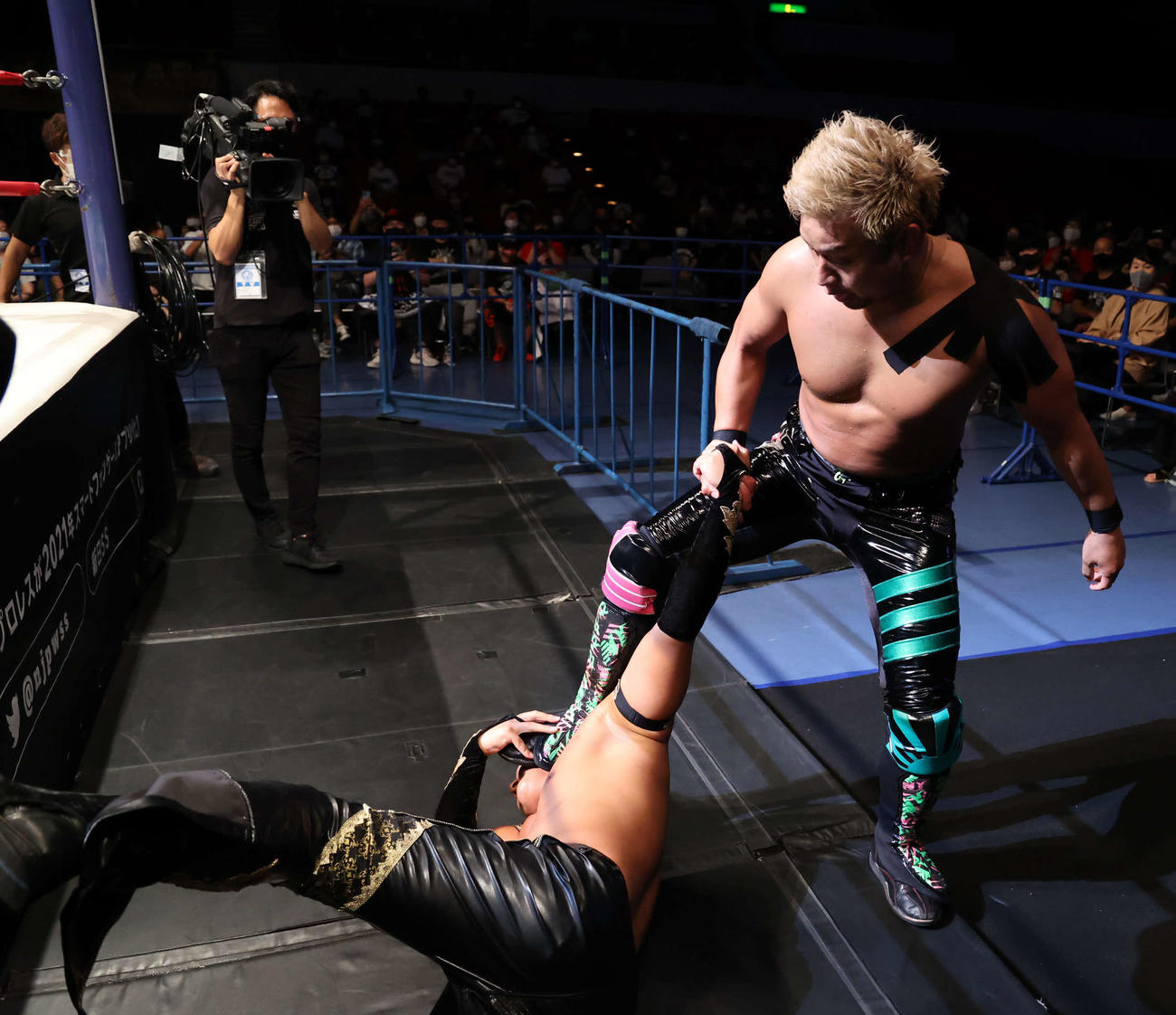 新日本プロレスG1クライマックス31　タイチを踏み付けるYOSHI－HASHI（新日本プロレス提供）