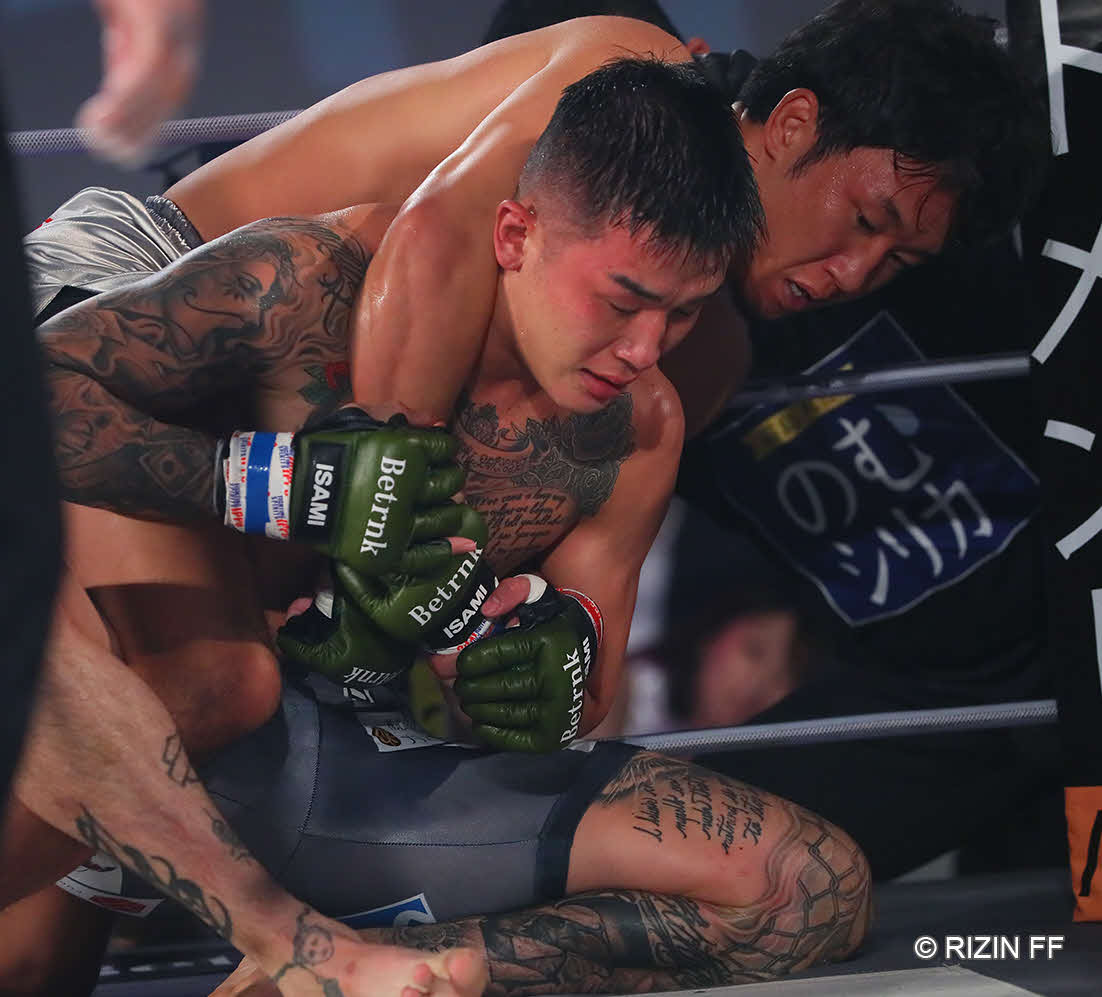 萩原京平（手前）に判定勝ちした朝倉未来（RIZIN FF提供）