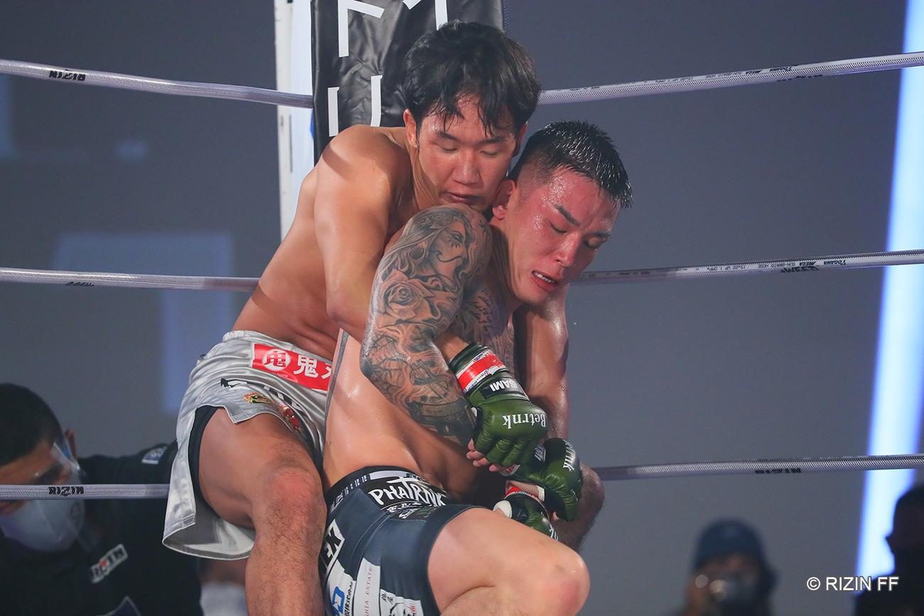 RIZIN LANDMARK大会　萩原京平（右）に判定勝利した朝倉未来（RIZIN FF提供）