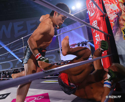 RIZIN LANDMARK大会 奥田啓介に襲いかかる鈴木博昭(RIZIN FF提供)