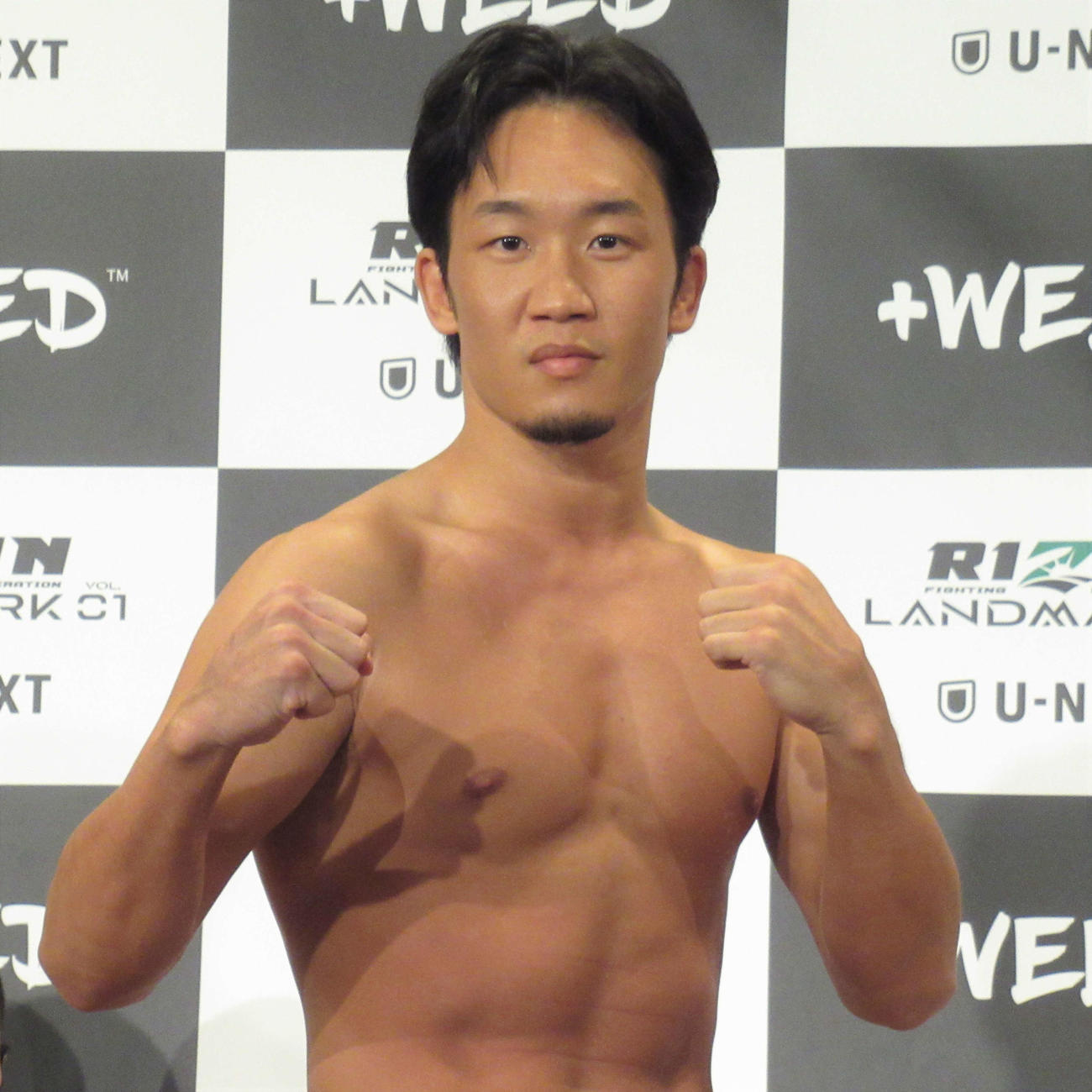 「RIZIN LANDMARK大会」前日計量をクリアし、ポーズを取る朝倉未来（撮影・勝部晃多）