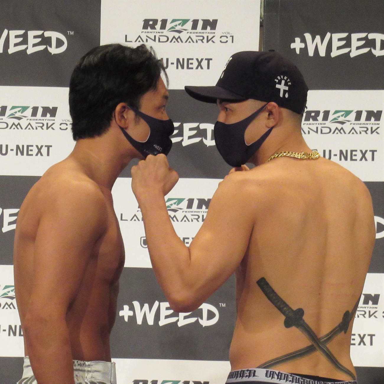 「RIZIN LANDMARK大会」前日計量で、にらみ合う朝倉未来（左）と萩原京平（撮影・勝部晃多）