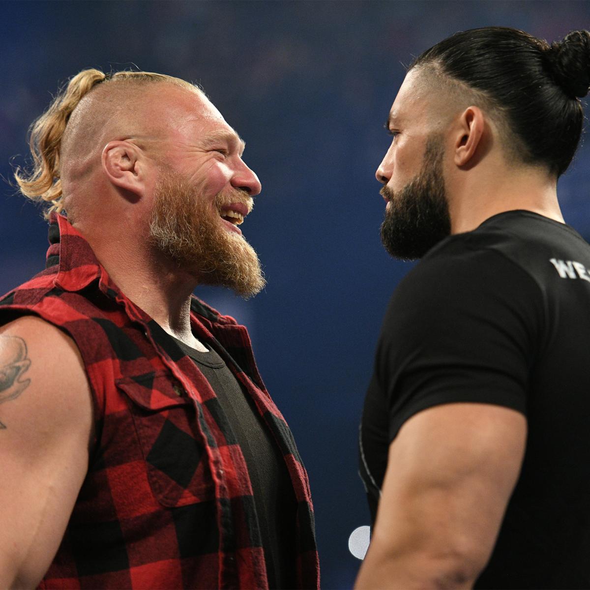 WWEユニバサール王者レインズ（右）とにらみ合うレスナー（C）2021 WWE, Inc. All Rights Reserved.