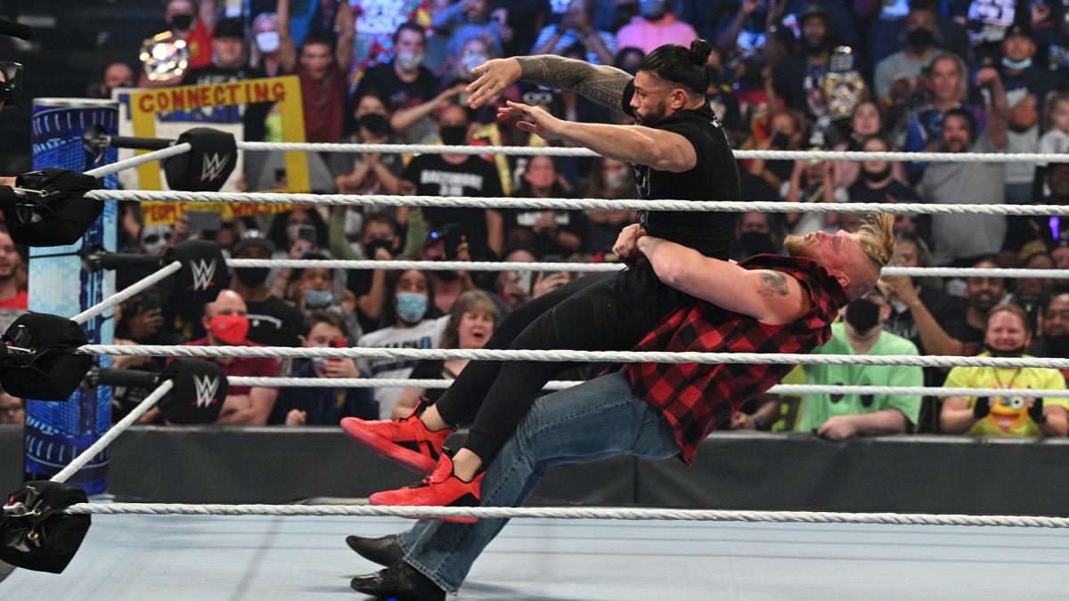 WWEユニバーサル王者レインズ（左）に投げっぱなしジャーマンを仕掛けたレスナー（C）2021 WWE, Inc. All Rights Reserved.