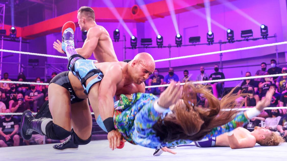アイクナー（左）のパワーに屈し、マットにたたきつけられるイケメン二郎（C）2021 WWE, Inc. All Rights Reserved.