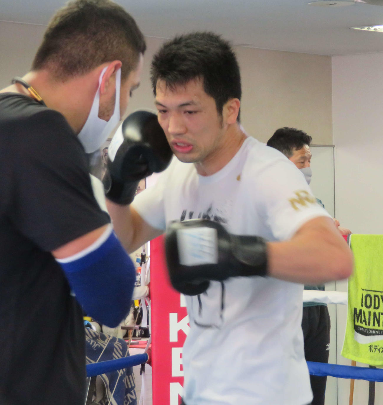 WBA世界ミドル級スーパー王者村田諒太（右）（2021年4月2日撮影）