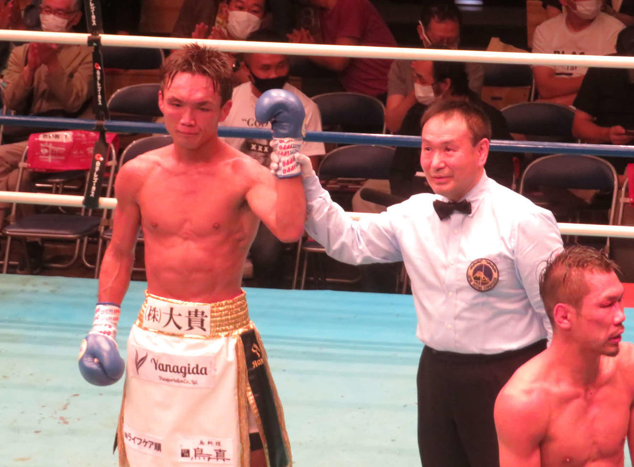 田村（右）に判定勝ちし、日本スーパーバンタム級最強挑戦者決定戦を制した元王者の久我（左）