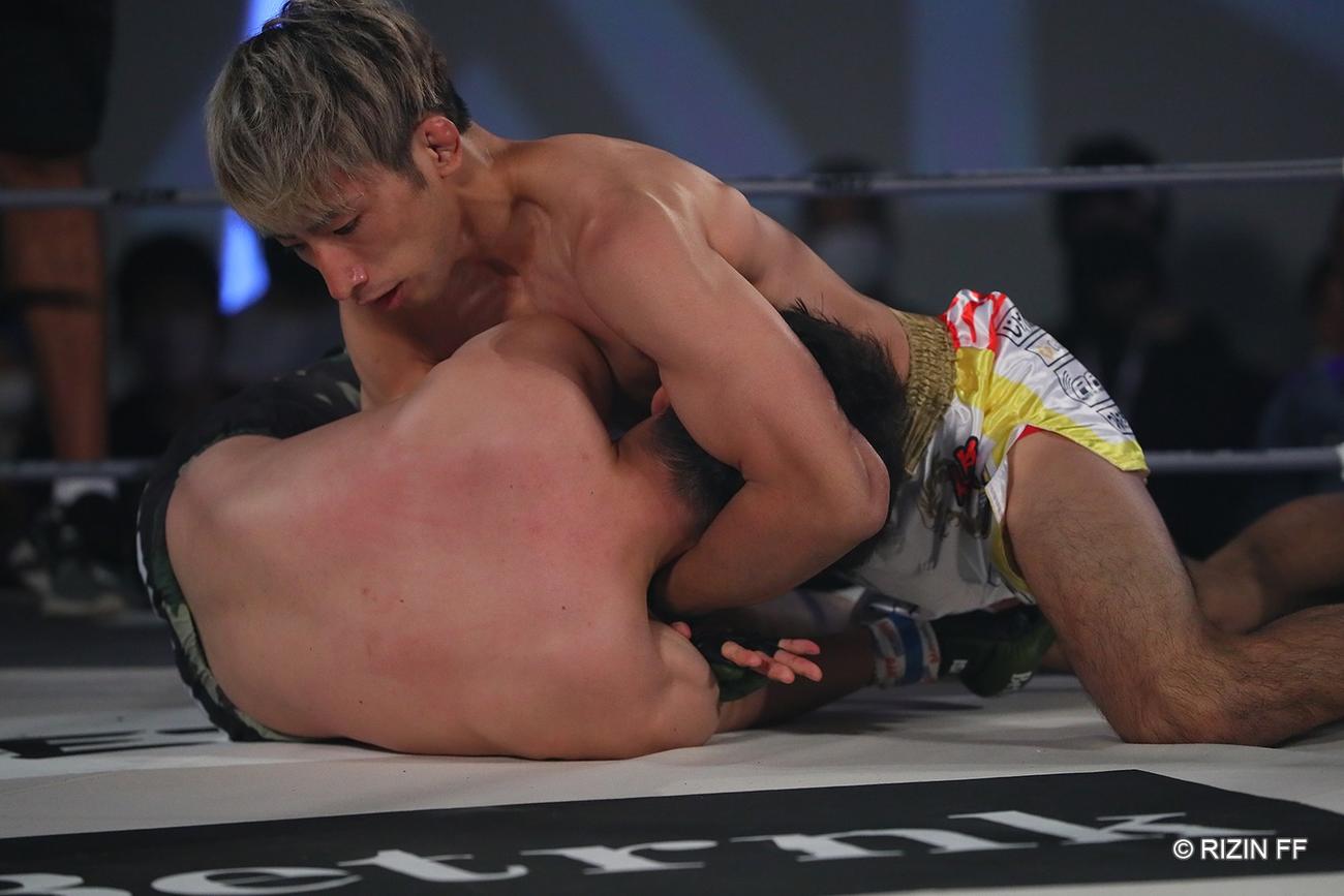 RIZIN LANDMARK大会　内藤頌貴に対し、チョークの体勢に入る渡部修斗（RIZIN FF提供）