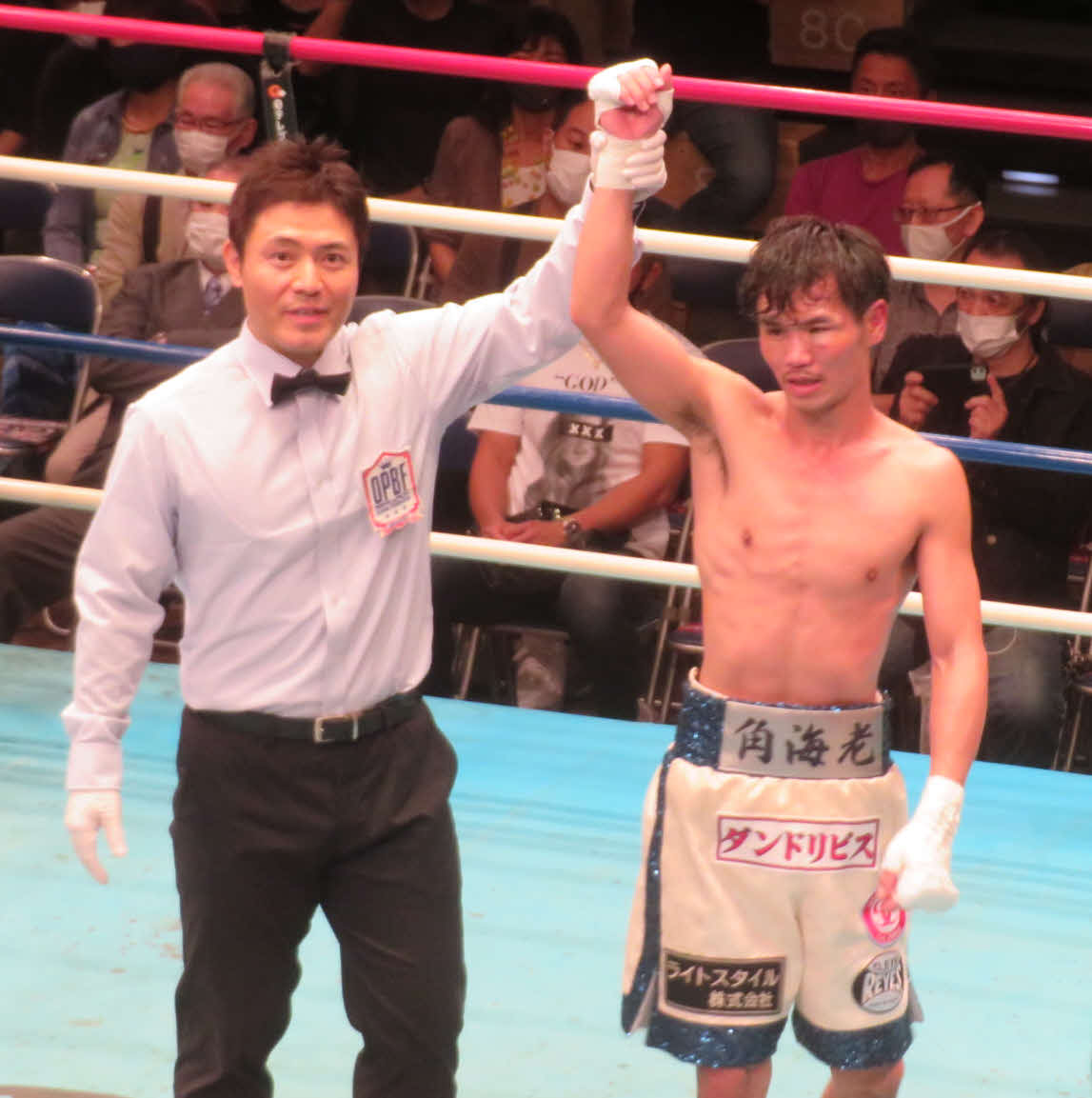 勝ち名乗りを受けた日本、東洋太平洋、WBOアジア・パシフィック・スーパーフライ級王者福永（右）
