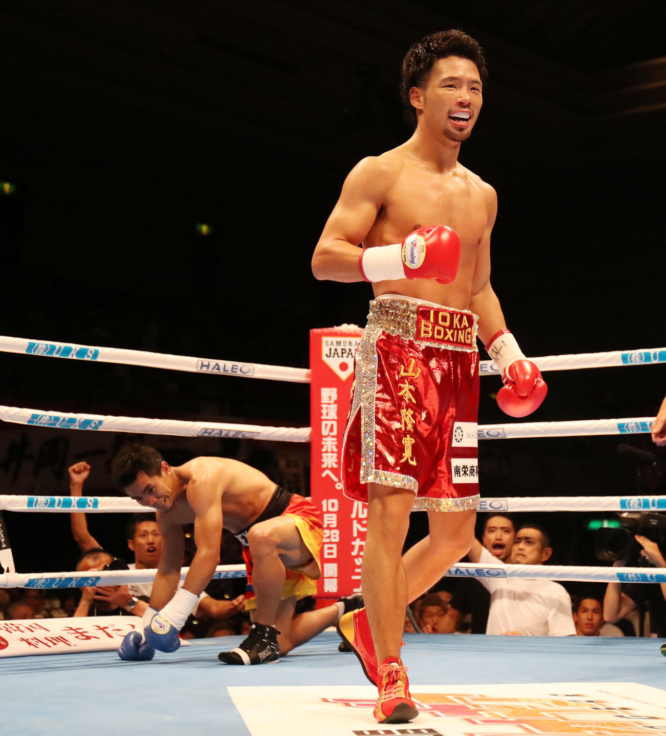 東洋太平洋バンタム級タイトルマッチ12回戦　山本隆寛対レックス・ワオ　1回、山本（右）はワオから1回目のダウンを奪う（2016年7月20日撮影）