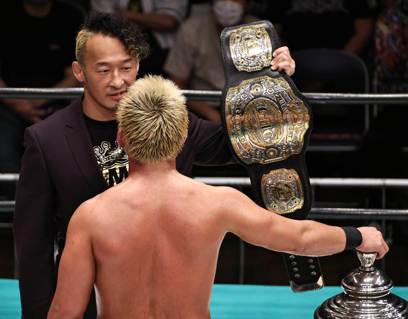 N－1 VICTORYの頂点に立った中嶋勝彦（手前）の挑戦を受ける丸藤正道（撮影・中島郁夫）