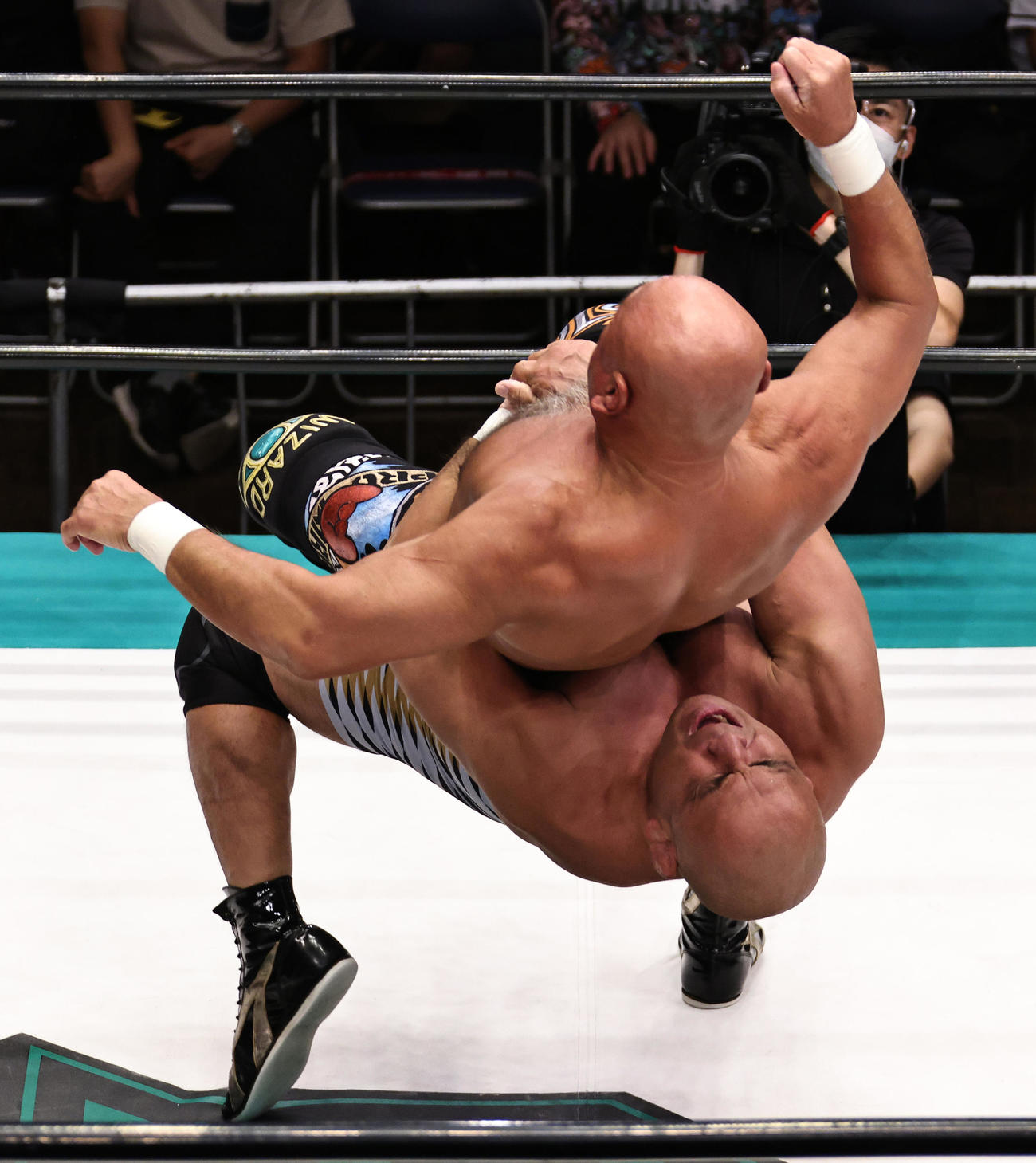 武藤敬司（上）にジャーマンスープレックスを浴びせる藤田和之（撮影・中島郁夫）