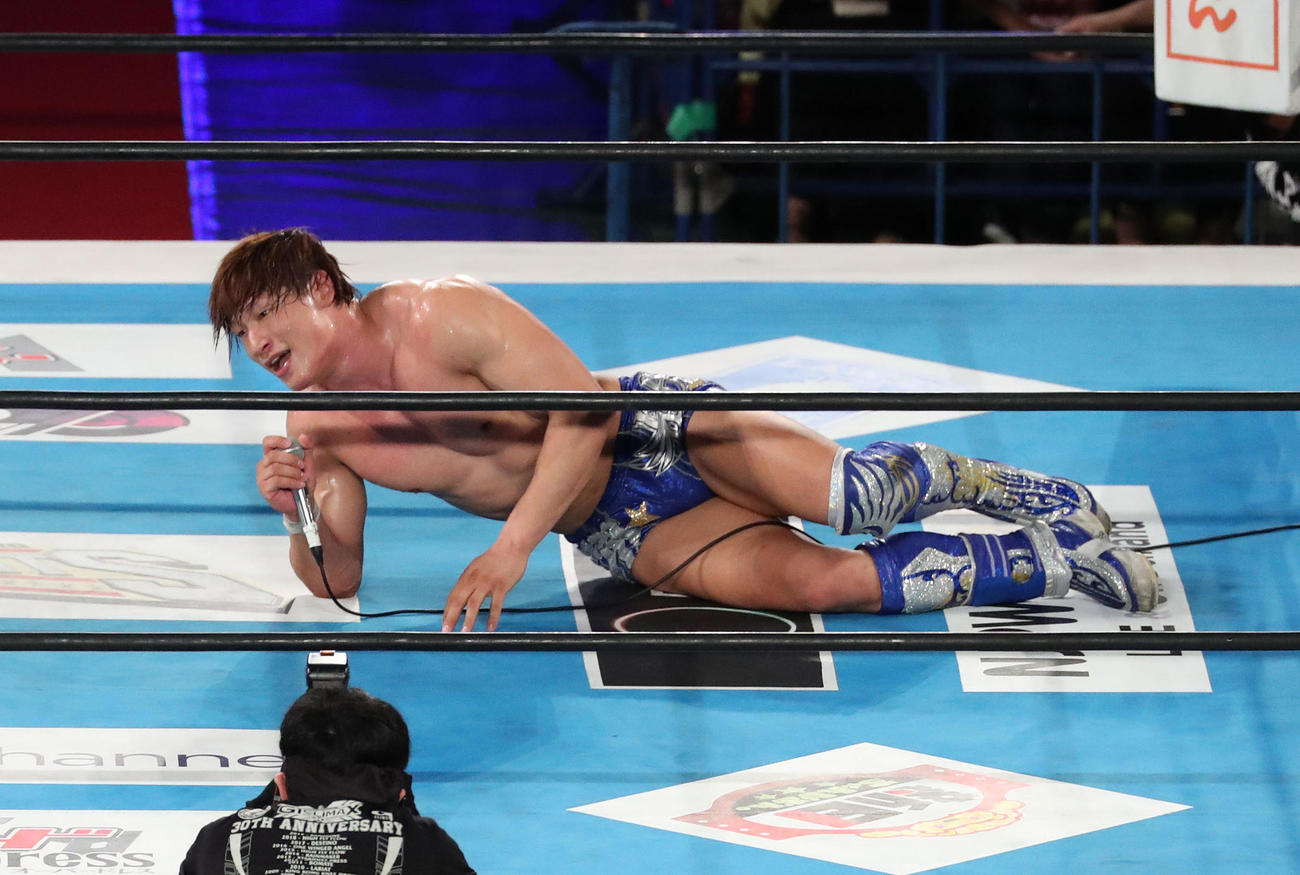 倒れながらマイクアピールする飯伏幸太（撮影・白石智彦）