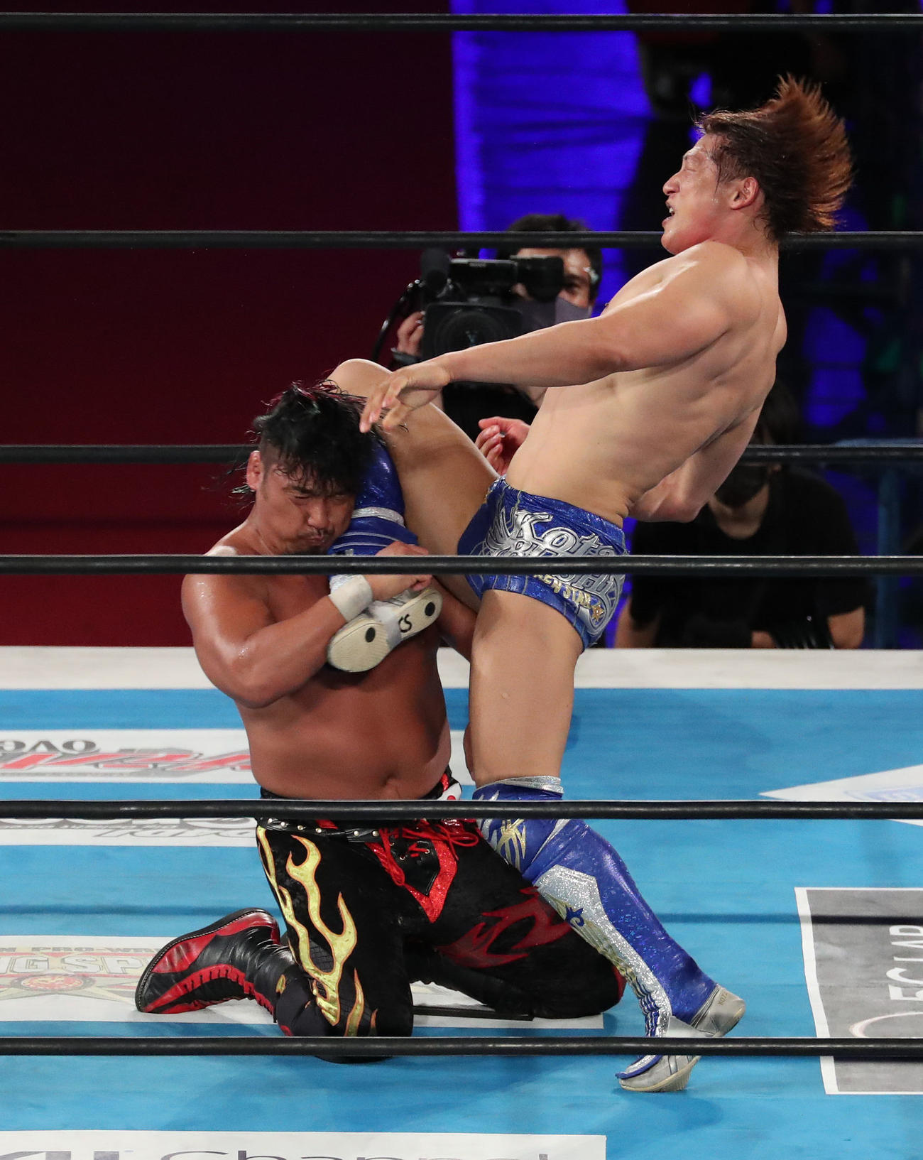 鷹木信悟（左）にカミゴェを決める飯伏幸太（撮影・白石智彦）