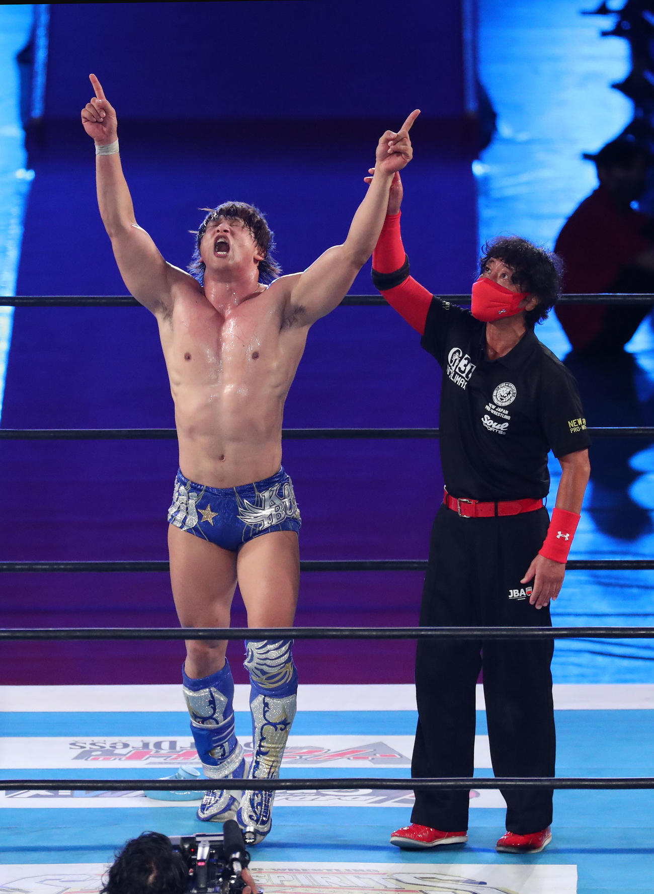 鷹木信悟を破り勝利をアピールする飯伏幸太（撮影・白石智彦）