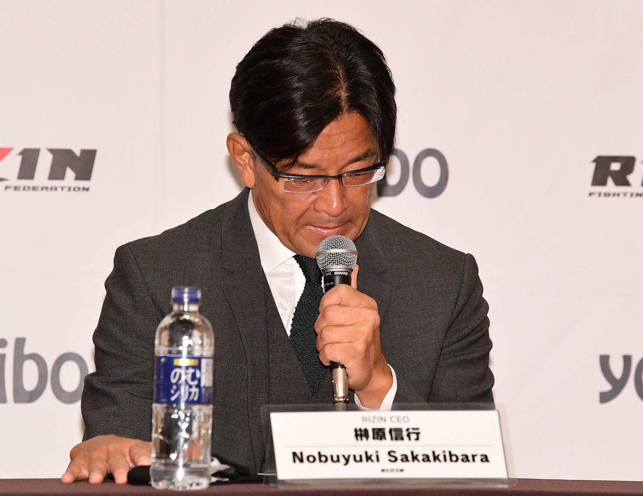 RIZIN LANDMARK大会で配信映像が見られなくなる事故を謝罪する榊原信行CEO（撮影・滝沢徹郎）