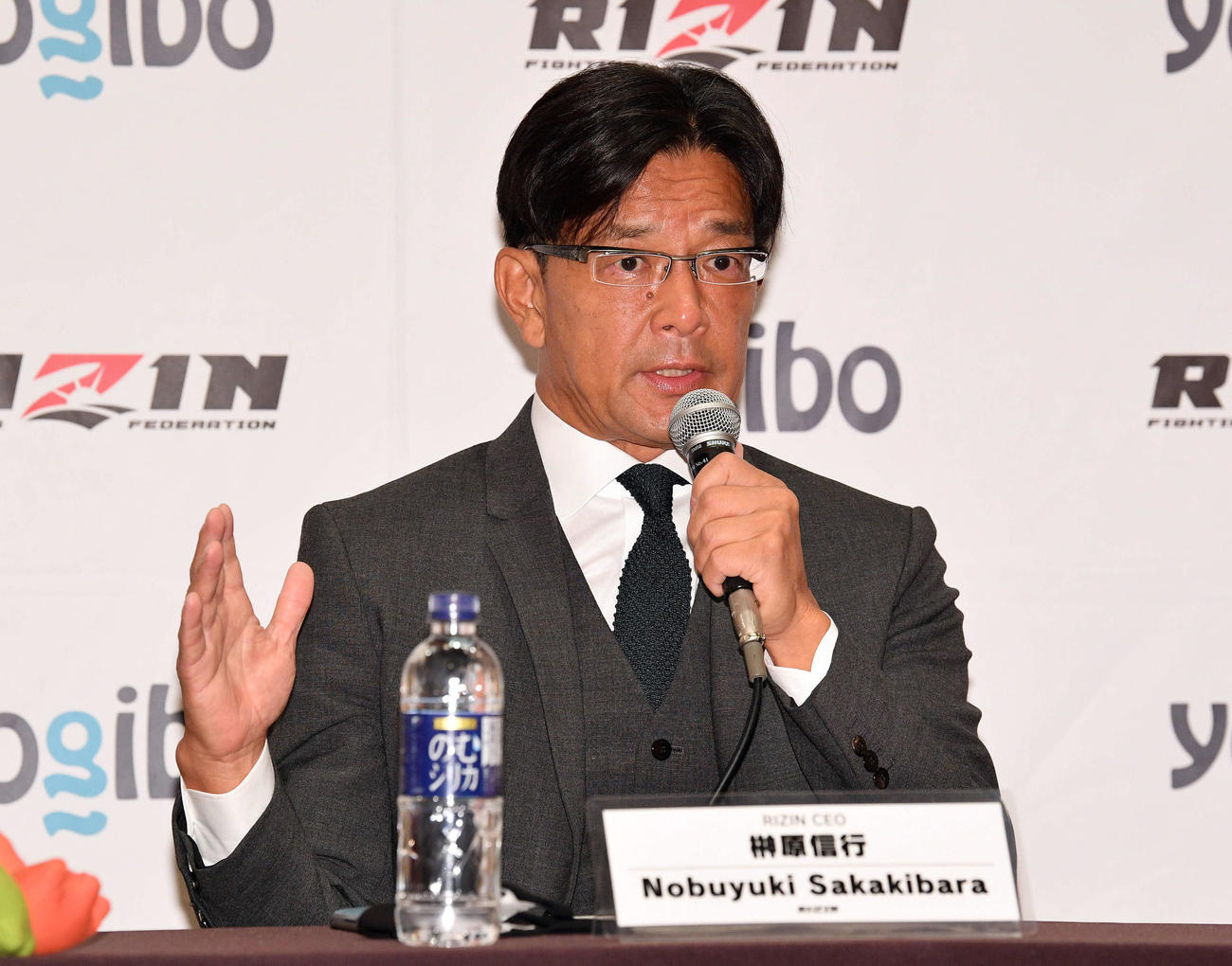 追加対戦カード発表記者会見であいさつする榊原信行CEO（撮影・滝沢徹郎）