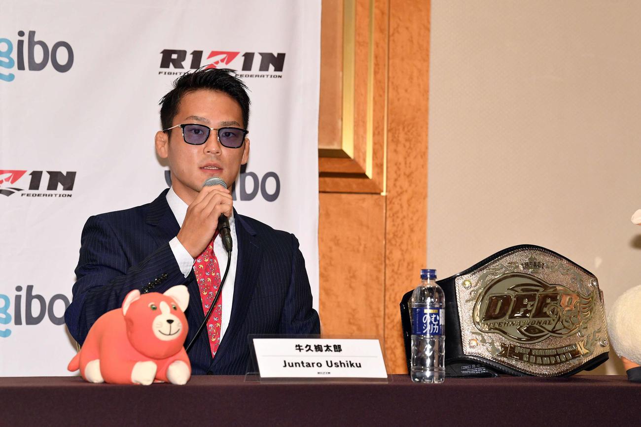 斎藤裕と対戦が決まり会見する牛久絢太郎（撮影・滝沢徹郎）