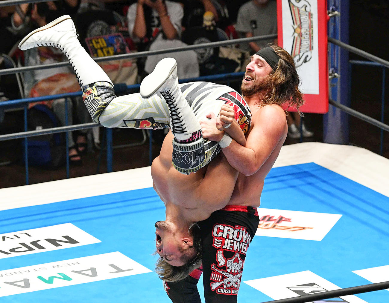 オーエンズのパッケージドライバーを食らう棚橋（撮影・滝沢徹郎）