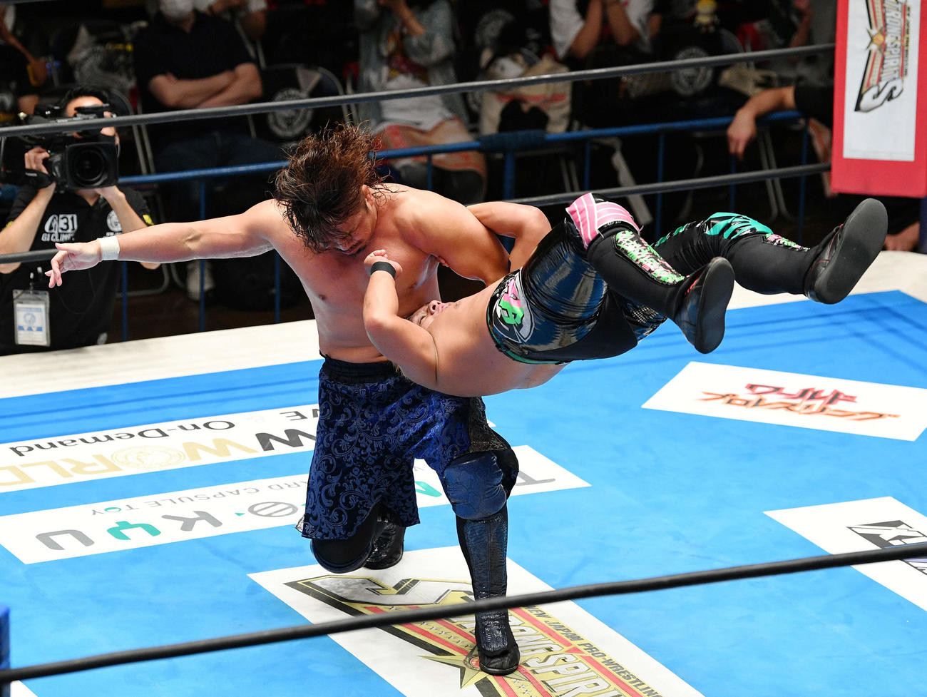 YOSHI－HASHI（右）に牛殺しを見舞う後藤（撮影・滝沢徹郎）