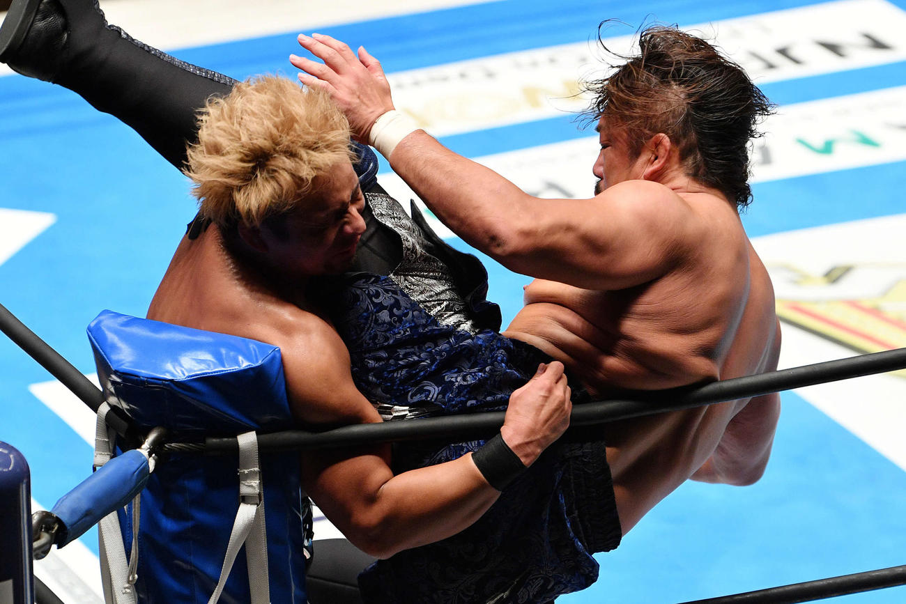 YOSHI－HASHI（左）に蹴りを見舞う後藤（撮影・滝沢徹郎）