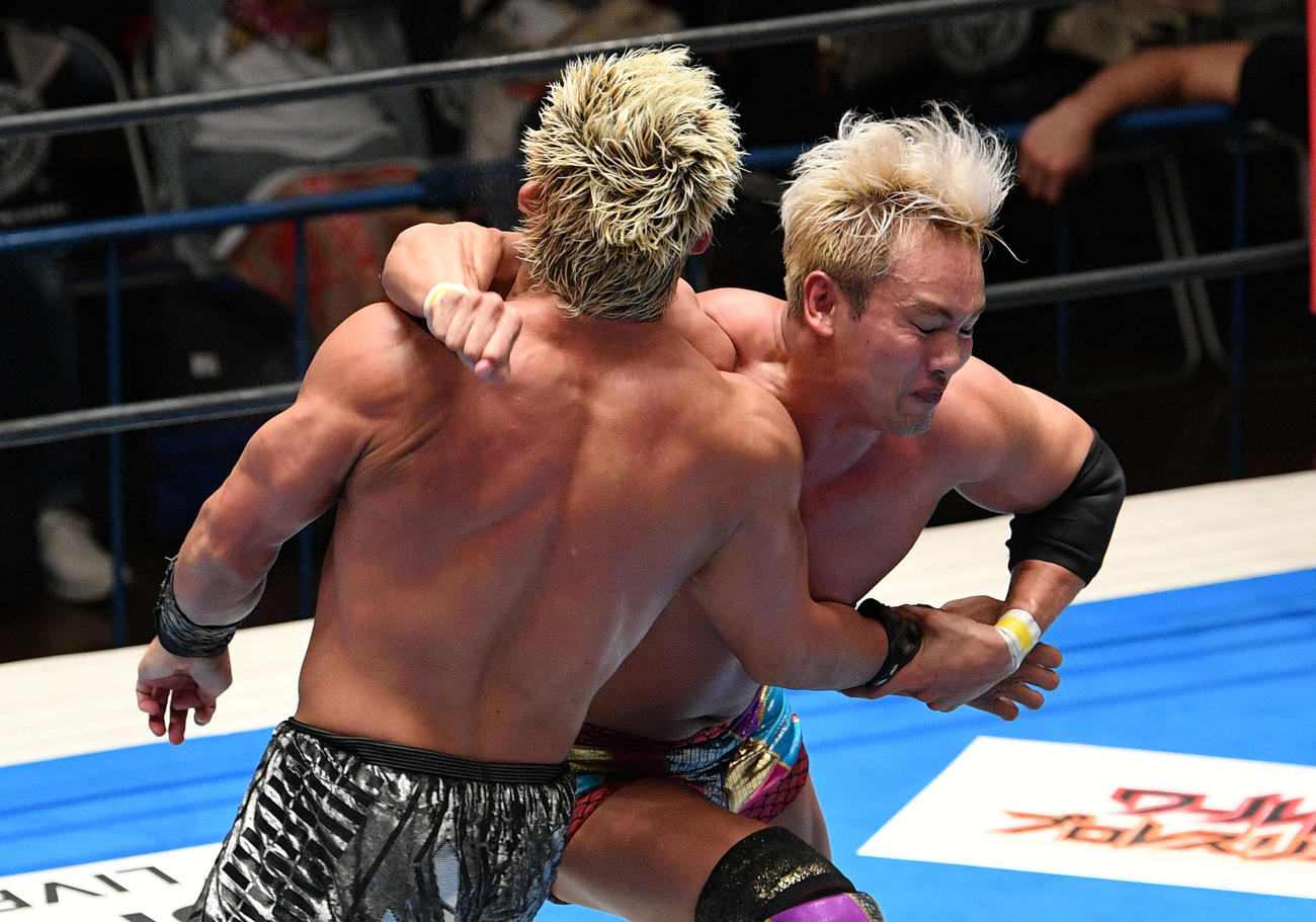 SANADA（左）にレインメーカーを見舞うオカダ・カズチカ（撮影・滝沢徹郎）
