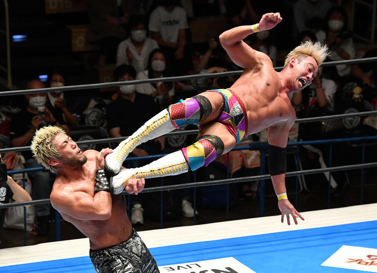 SANADA（左）にドロップキックを見舞うオカダ・カズチカ（撮影・滝沢徹郎）